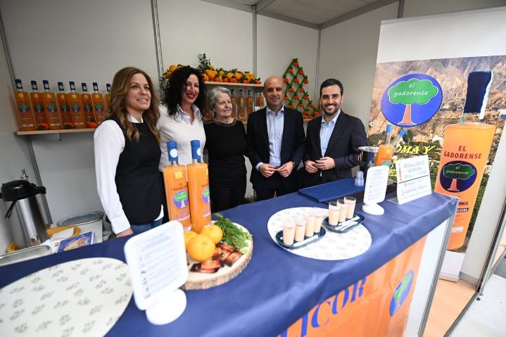María del Mar Vázquez inaugura el mercado navideño de 'Sabores Almería'