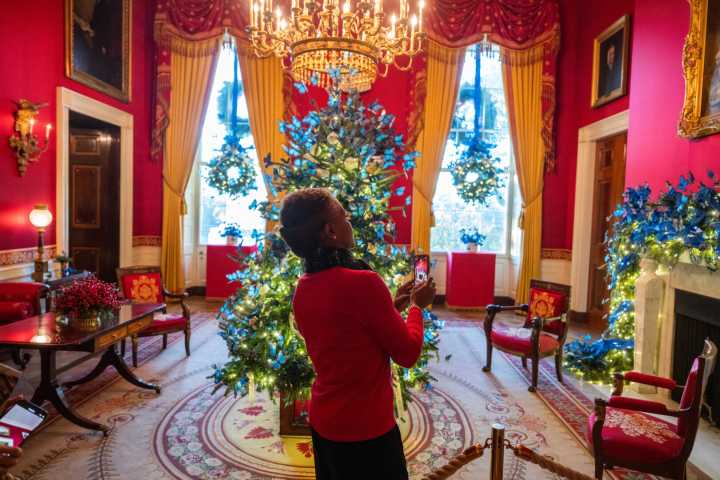 Capitol Lens | Red-hot holiday - Roll Call