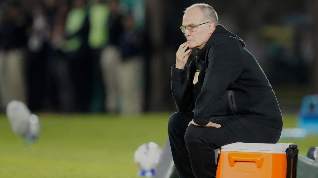 Una leyenda del fútbol uruguayo reveló por qué rechazó trabajar con Bielsa en el seleccionado de su país