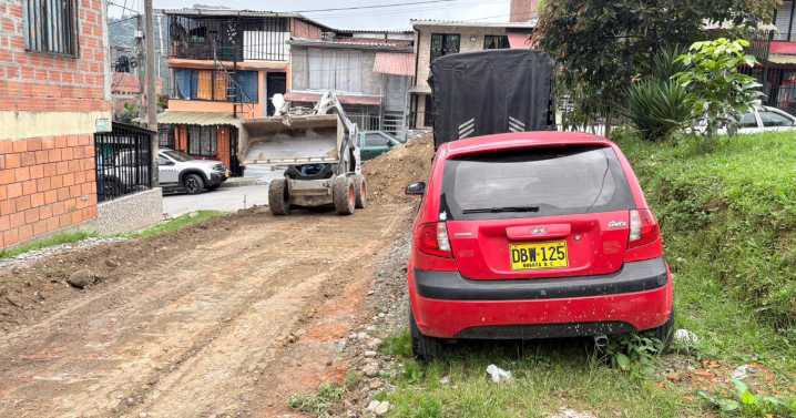 Obras en Manizales avanzan tras retiro de carro rojo que bloqueaba la vía desde hace meses