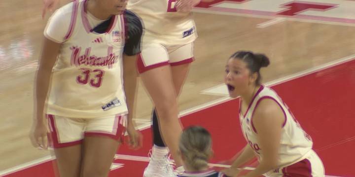 Nebraska WBB beats Omaha, improves to 10