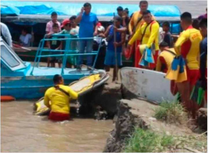 Buscan a 57 desaparecidos tras hundimiento de embarcaciones en Perú