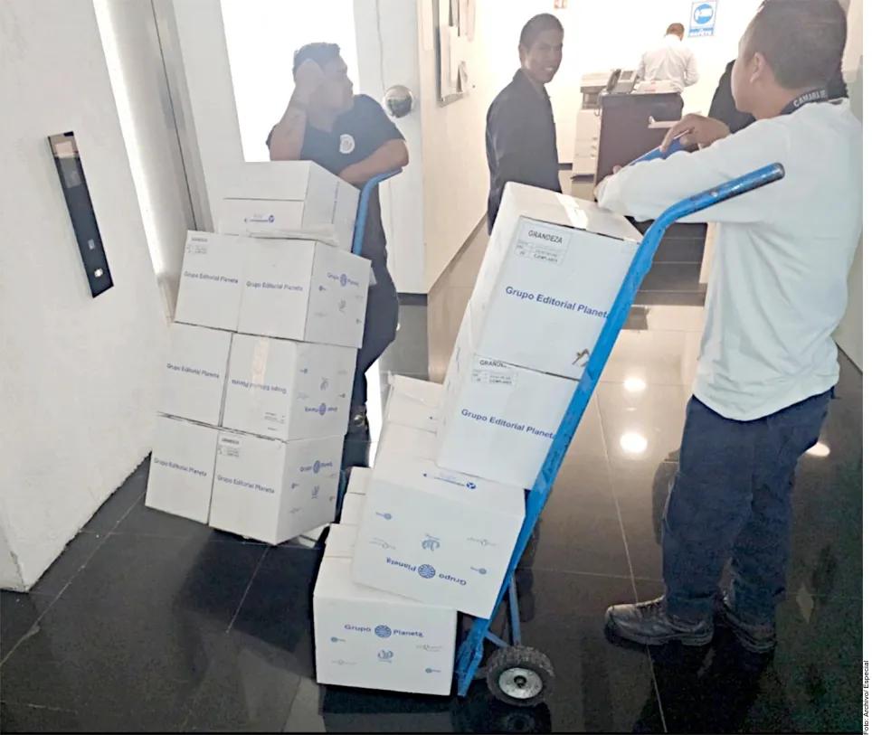 Gasta Adán millonada en 17 mil libros de AMLO