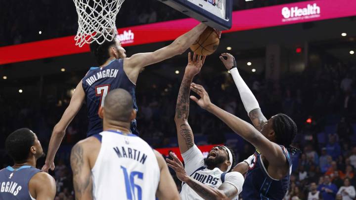 Mark Daigneault reveals how Thunder held Anthony Davis to 2 points in blowout win