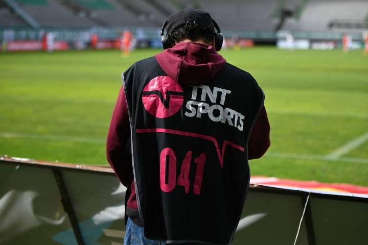 Las nuevas exigencias de la ANFP y TNT Sports para mejorar las transmisiones de fútbol chileno: clubes deberán evitar imágenes de tribunas vacías