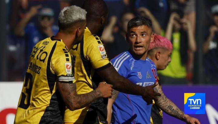 "Mejor arranquen": El lienzo que captó las miradas en partido de Universidad de Chile