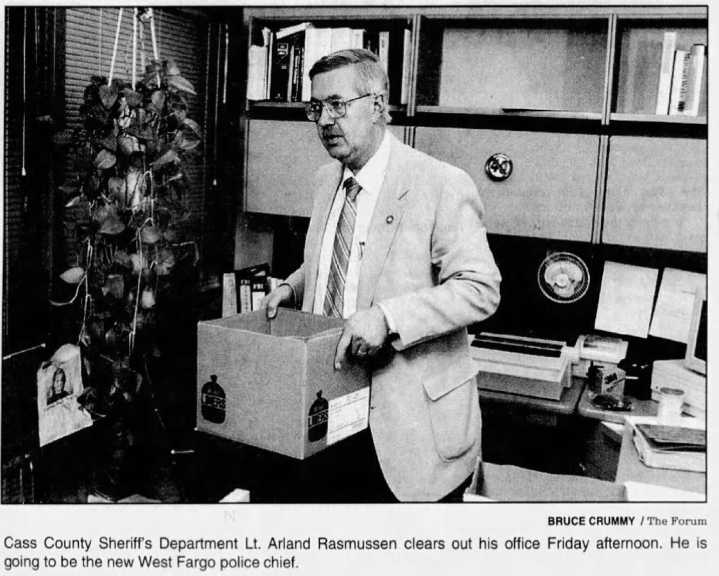 A mysterious man in a trench coat and a father meet in a shop. One ends up dead, killed by his own necktie