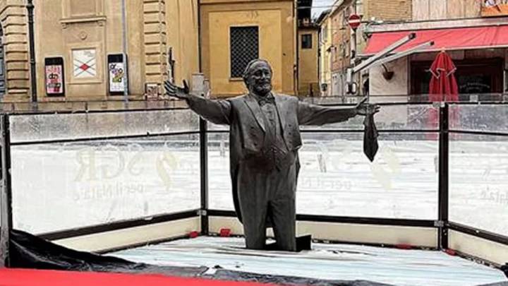 Un alcalde italiano tiene que pedir perdón por lo que han hecho con esta estatua de Pavarotti