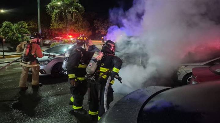 Incendio de auto en la Plaza Las Américas moviliza a cuerpos de emergencia