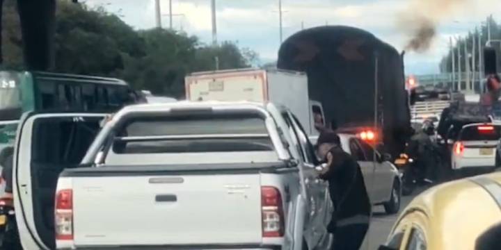 Video: así se registró un caso de fleteo en avenida de Bogotá tras negociar la venta de una camioneta; víctimas no denunciaron