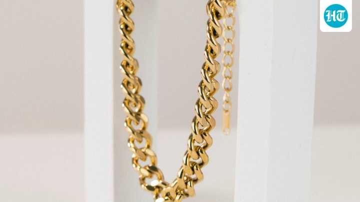 Chinese boy bites mom’s gold wedding chain into small parts, gives to classmates