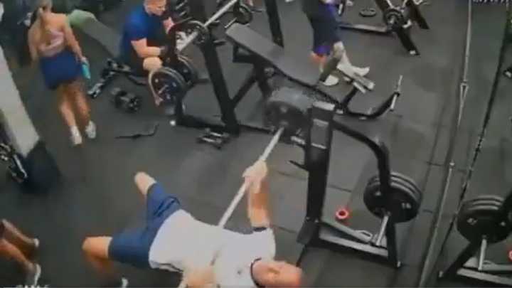 Hombre murió luego de que una barra de pesas le cayera en el pecho, todo quedó en video