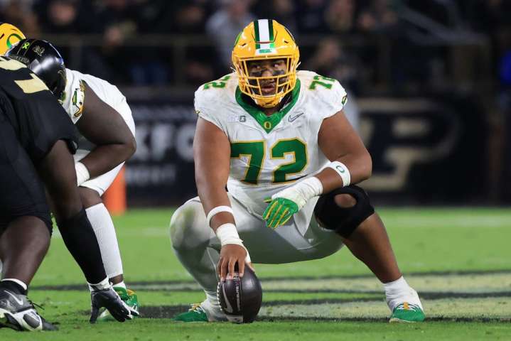 Oregon center Iapani Laloulu named finalist for Rimington Trophy