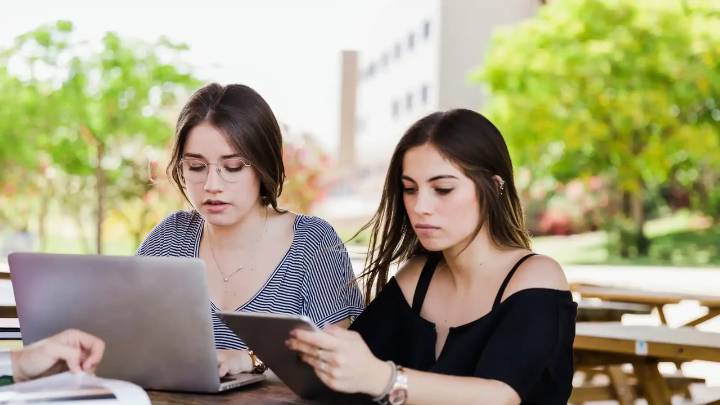 Abren convocatoria para que mujeres jóvenes cursen pregrados en tecnología con beca completa