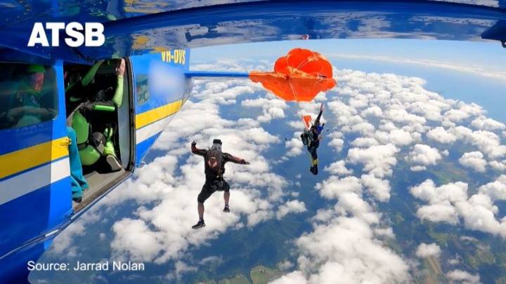 Paracaidista queda colgando en el aire al enredarse su paracaídas en la cola de un avión