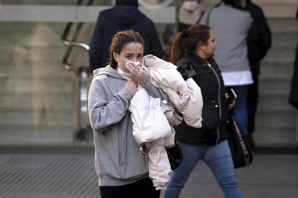 Cataluña exige la mascarilla obligatoria en centros de salud y residencias por el aumento de la gripe
