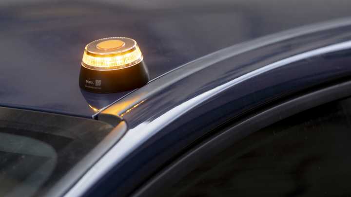 OCU advirte de que as balizas V16 de moitos condutores poderían non estar homologadas e suporía unha multa de 80 euros