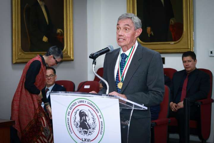 Hidalgo reconoce trayectoria del historiador José Vergara