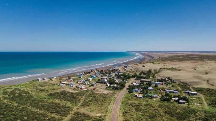 Escapada a un pueblo de Río Negro que es un paraíso patagónico entre acantilados y médanos
