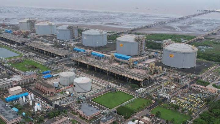 Petronet LNG inks secured term loan facility of ₹12,000 crore