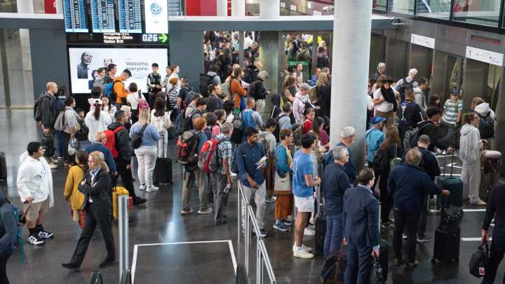 Delta Air Lines Flight DL208 Declares Emergency Landing Due To Unexpected Incident With Air Traffic Control Provider