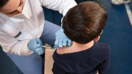 Galicia cita para vacunarse de la gripe a más de 33.000 niños entre 6 meses y 11 años: «Es la mejor protección»