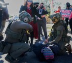 Congresista de Arizona afirma que fue rociada con gas pimienta en redada migratoria