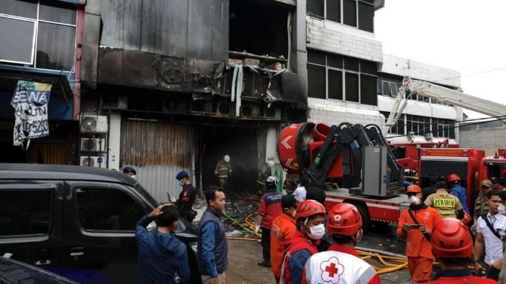 18 personas mueren calcinadas tras un incendio en un edificio de oficinas en Indonesia