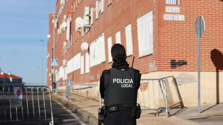 Entre grietas y okupas: así es el edificio con la fachada en riesgo de colapso de Aldea Moret en Cáceres