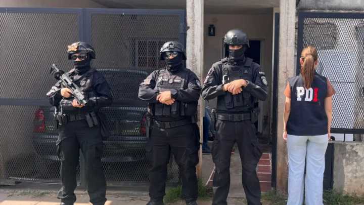 Allanaron una casa en Villa Gobernador Gálvez por estafas con tarjetas de crédito