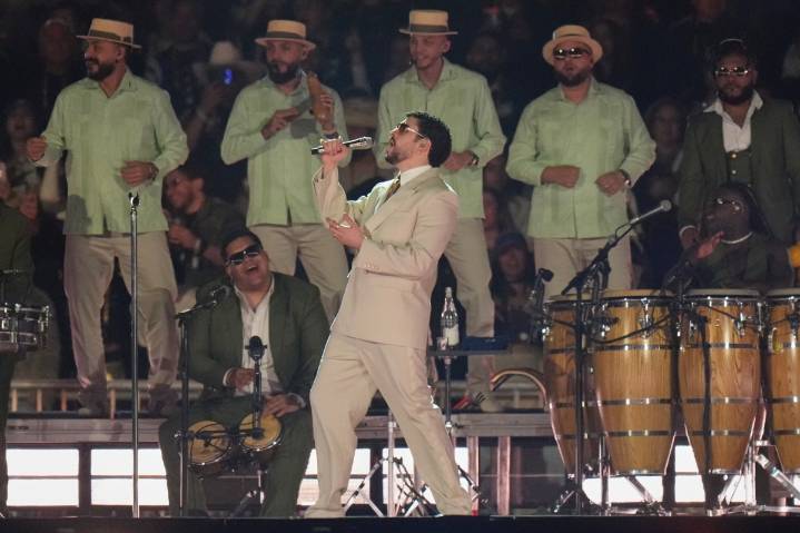 Bad Bunny sufre caída durante su primer concierto en México