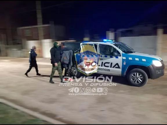 Pateó la puerta de un comercio, robó y huyó por los techos: quedó detenido