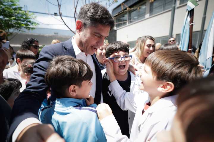 Kicillof encabezó la inauguración de una escuela secundaria con jardín de infantes en Longchamps