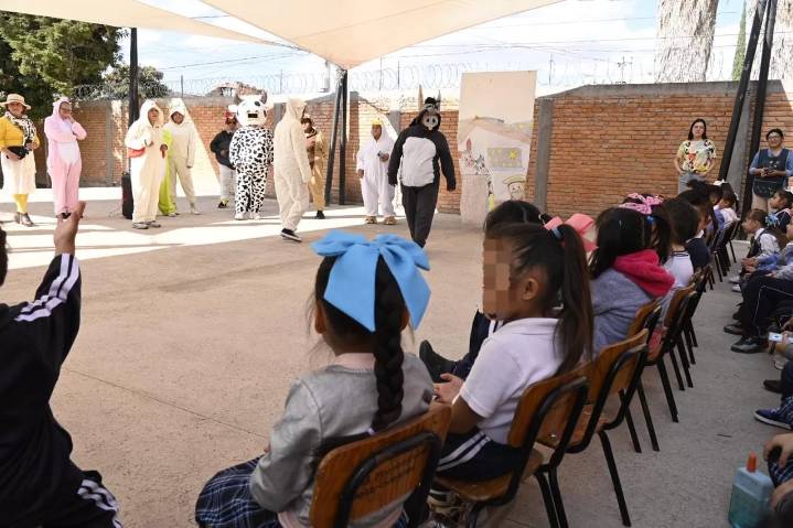 Ayuntamiento de Soledad lleva alegría a escuelas con pastorelas navideñas 2025