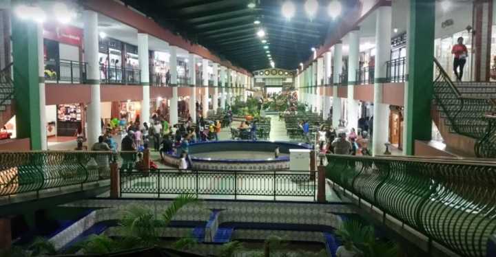 Centros Comerciales activan horario navideño en todo el país