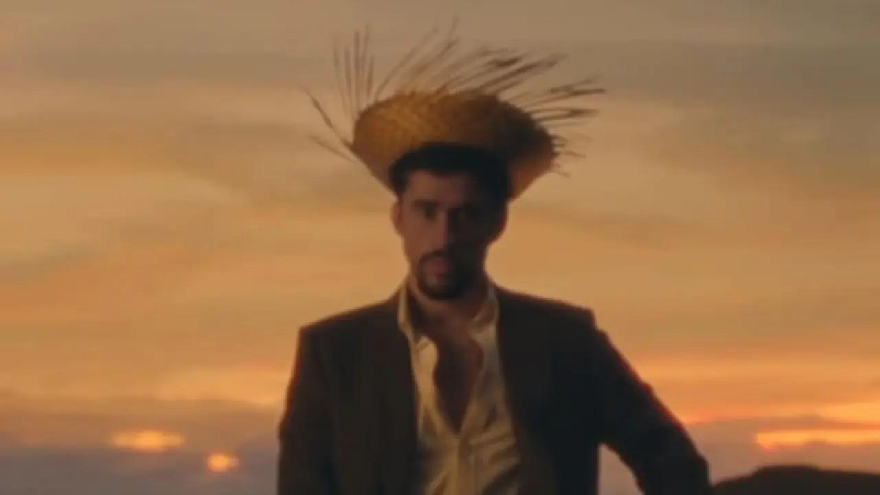 ¡Ups! Casi se cae de la casa . . . Bad Bunny sufre un «desliz» en pleno show de apertura en México