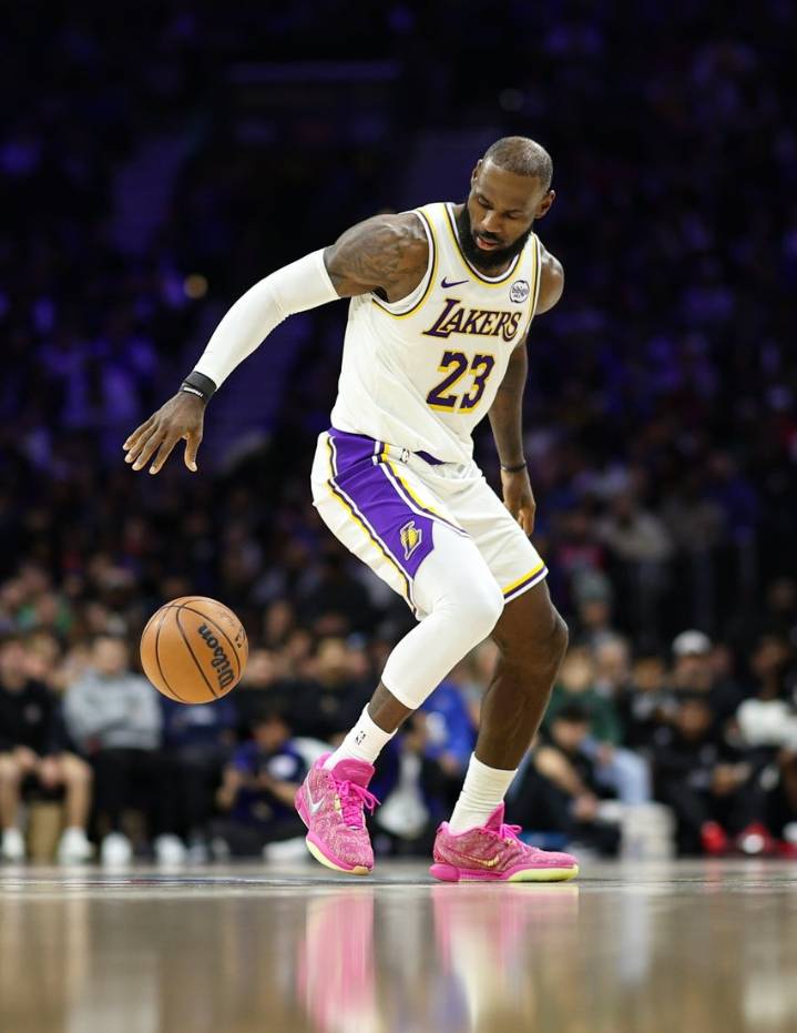 Deadspin | Lakers, Spurs square off in NBA Cup West semifinal