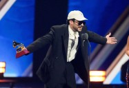 Bad Bunny se cayó en su primer concierto en México