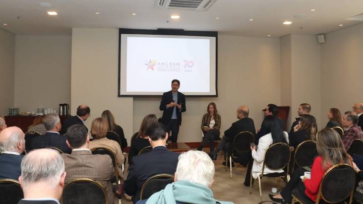 Reunión de Iván Cepeda en Amcham Colombia generó incomodidad en la derecha