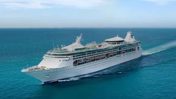 Murió un pasajero tras consumir 33 bebidas en un crucero de Royal Caribbean y su familia demandó a la compañía