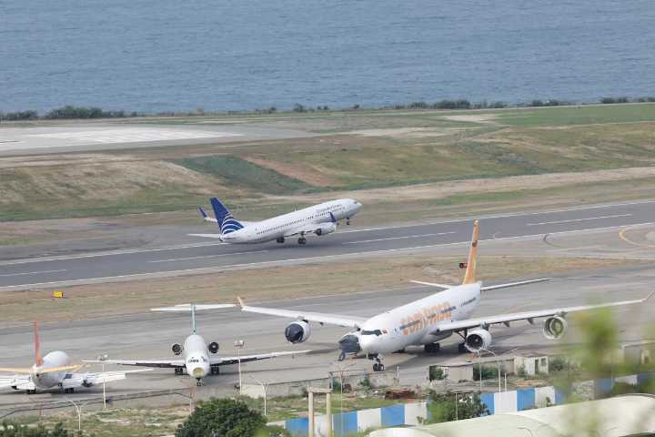 Cuatro aerolíneas internacionales suspenden vuelos en Venezuela
