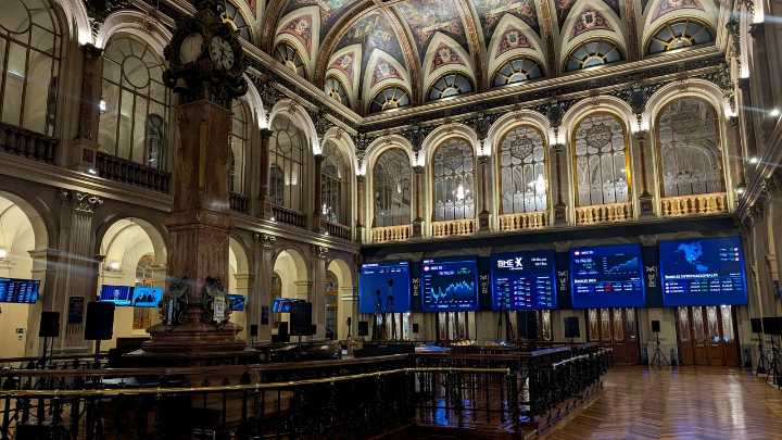 Las utilities y Sacyr lastran al Ibex 35 en una sesión marcada por la tensión en los bonos