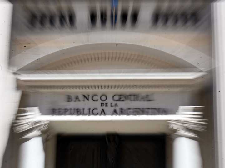 En medio de la presión sobre las reservas, el Gobierno prepara otra flexibilización del cepo desde enero