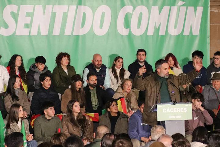 Abascal insiste en la bronca con María Guardiola: "Es la Irene Montero de Extremadura"
