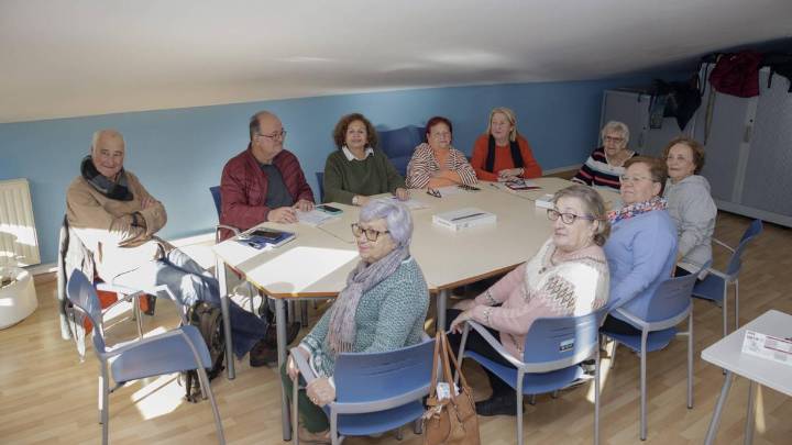 Mayores con voz propia: el “grupín del podcast” del barrio gijonés de El Llano convierte el Centro Social en un estudio de radio