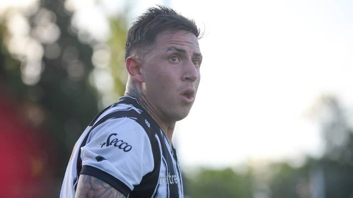 Se destacó en el Lobo y fue jugador de Boca durante 10 años aunque sólo jugó 4 partidos