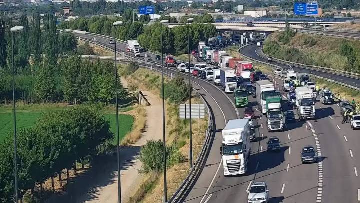Grave accidente en la A-2: un motorista muere en el acto tras chocar con un vehículo en Zaragoza