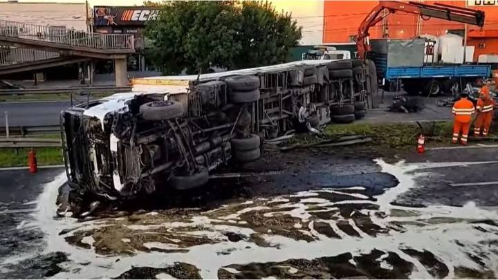 Accidente en Panamericana: liberan el tránsito tras el vuelco de un camión