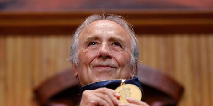 Joan Manuel Serrat, doctor honoris causa de la Universidad de Guadalajara: “Soy feliz con este oficio por el que me aplauden”