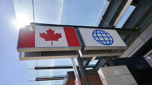 Food prep workers at Ottawa airport go on strike